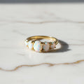 Ring mit fünf Opalen – elegantes Schmuckstück voller Farbspiel CrystalScents