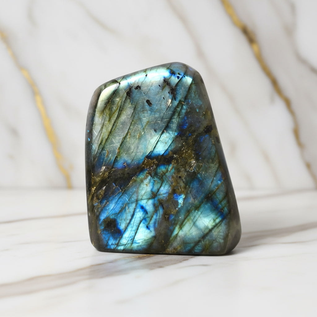 Labradorit Freiform – Lebendiges Farbenspiel aus Naturstein CrystalScents
