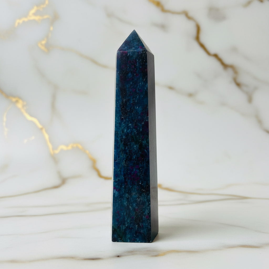 Cyanit Obelisk – für Meditation & Raumdeko