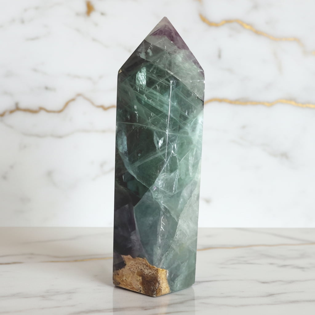 Fluorit Obelisk – Farbenfrohes Unikat
