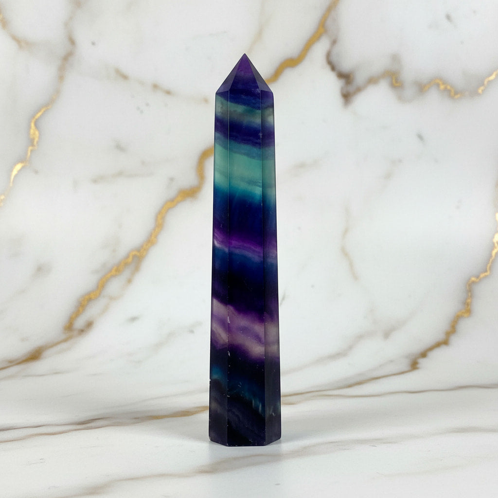 Fluorit Obelisk – Harmonische Farbmischung