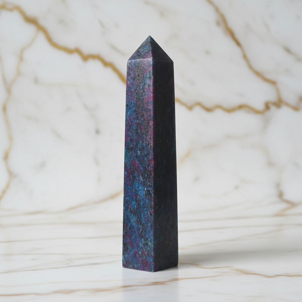 Cyanit Obelisk – für Meditation & Raumdeko