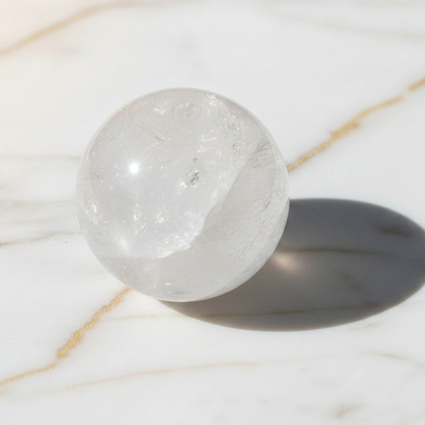 Bergkristall Kugel – Reines Naturjuwel CrystalScents
