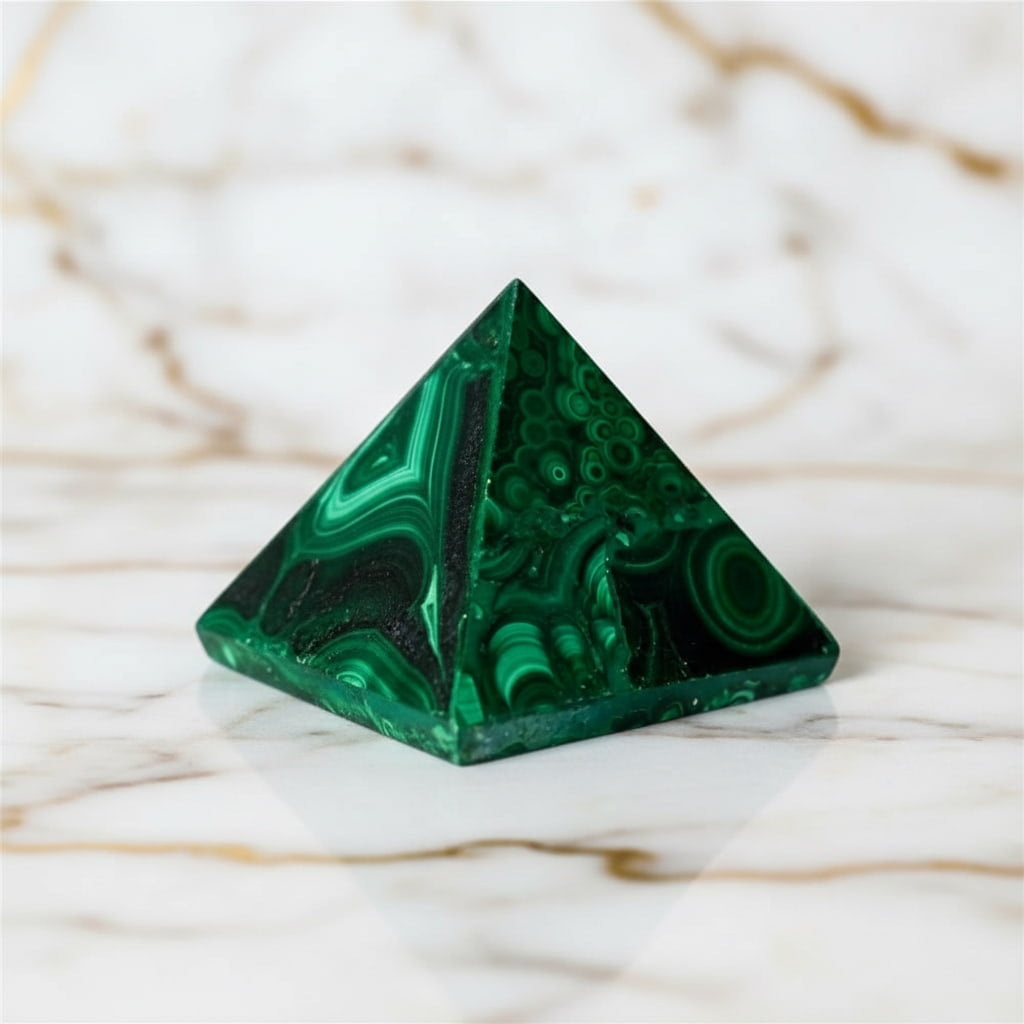 Malachit Pyramide – Energievolle Maserungen JETZT sichern CrystalScents