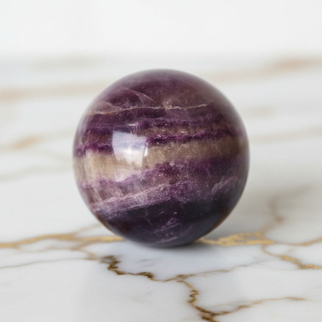 Fluorit Kugel in leuchtendem Lila CrystalScents