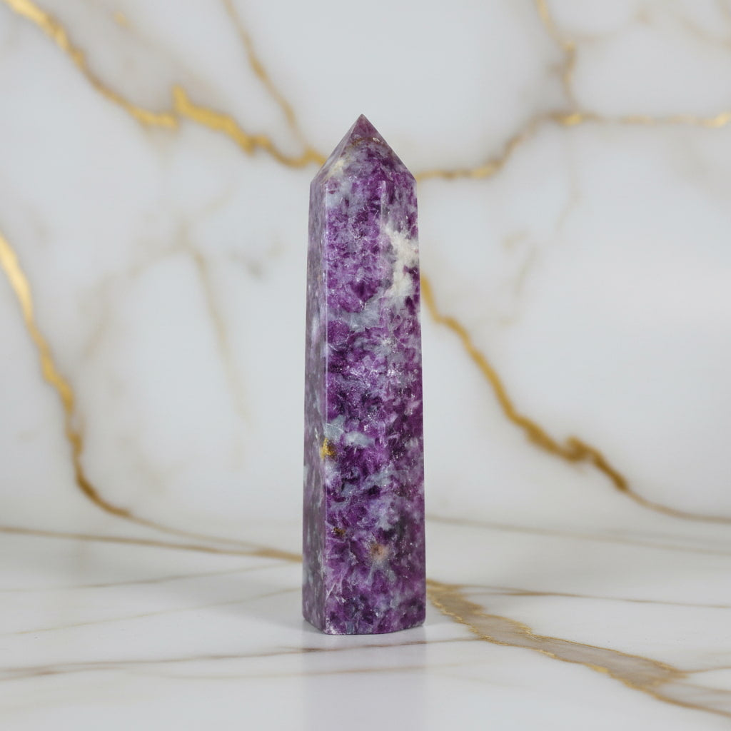 Lepidolith Obelisk – Imposanter Lichtbringer CrystalScents