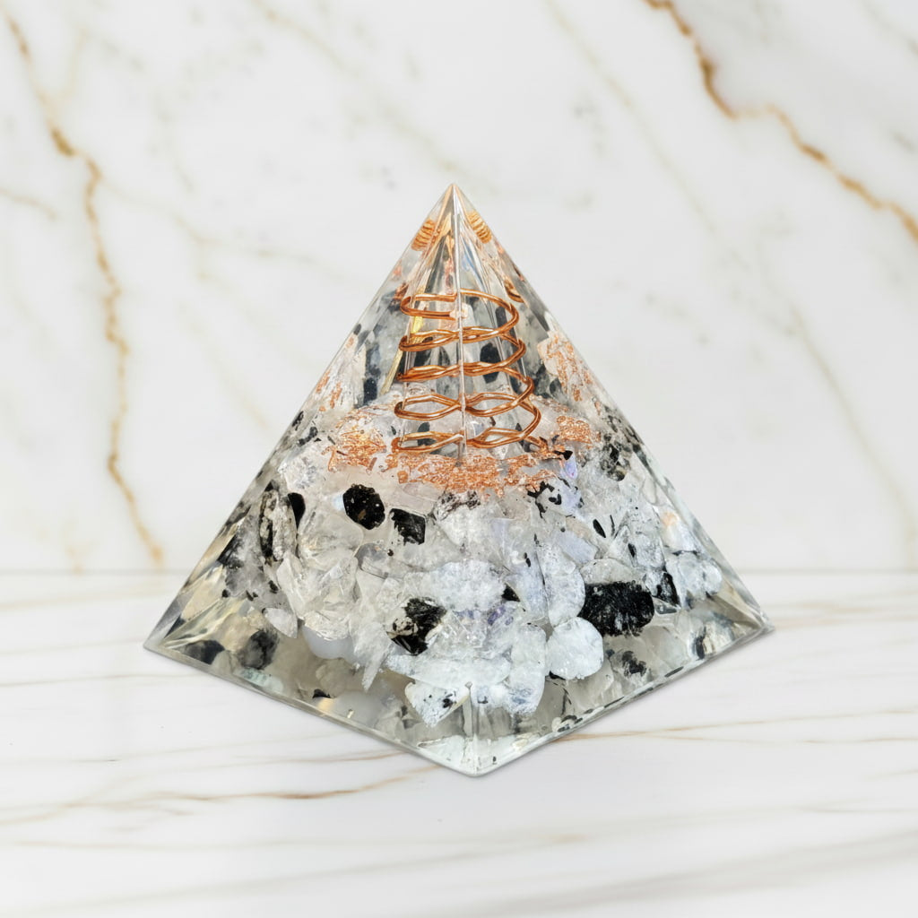 Mondstein Orgonit Pyramide - Schimmerndes Highlights CrystalScents