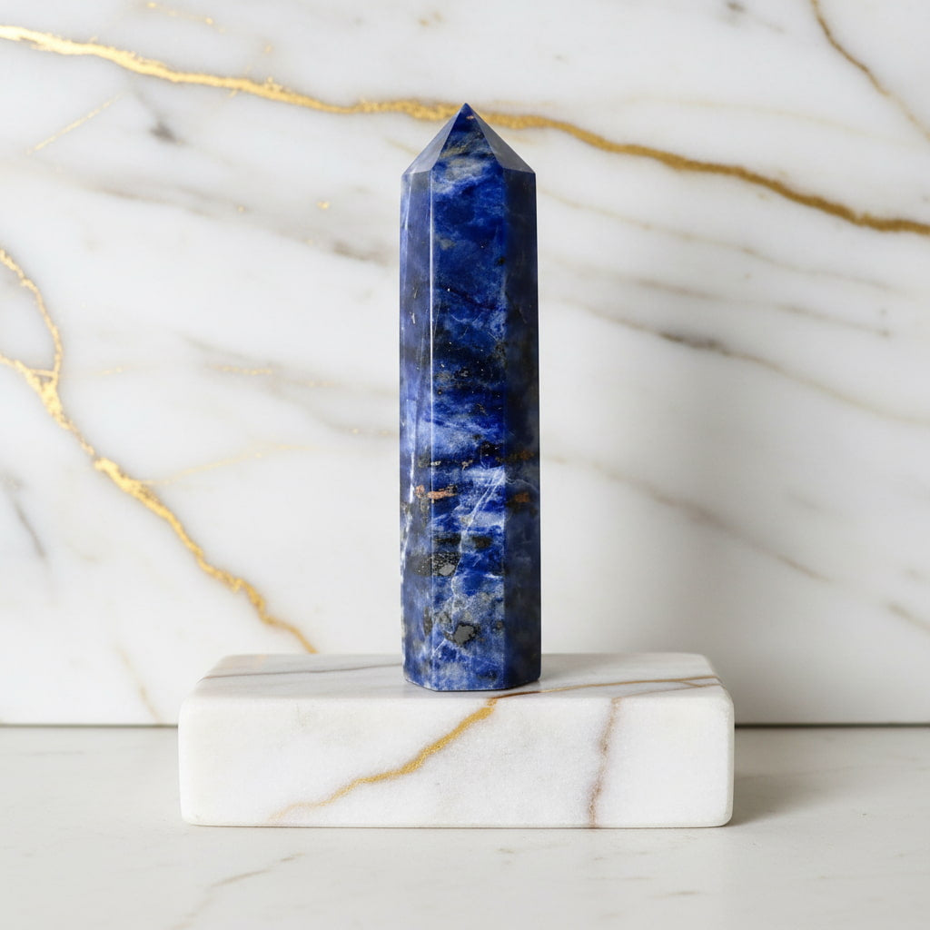 Sodalit Obelisk – Kraftvolles Naturjuwel JETZT sichern CrystalScents