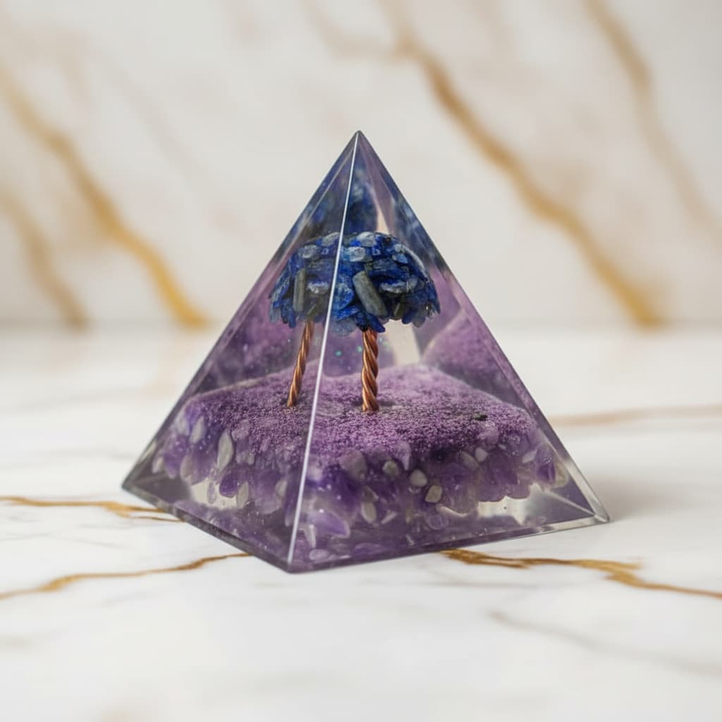 Orgonit Pyramide – Baum der Kraft mit Amethyst & Lapislazuli CrystalScents