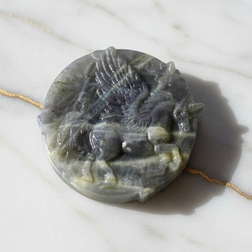 Labradorit Einhorn – Schillerndes Naturjuwel voller Magie CrystalScents