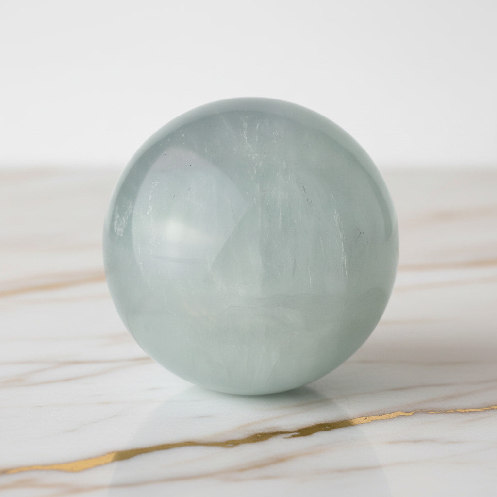Fluorit Kugel – Eisblau schimmernde Eleganz CrystalScents