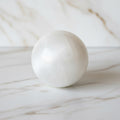 Selenit Kugel – Klarheit und innere Ruhe JETZT sichern CrystalScents