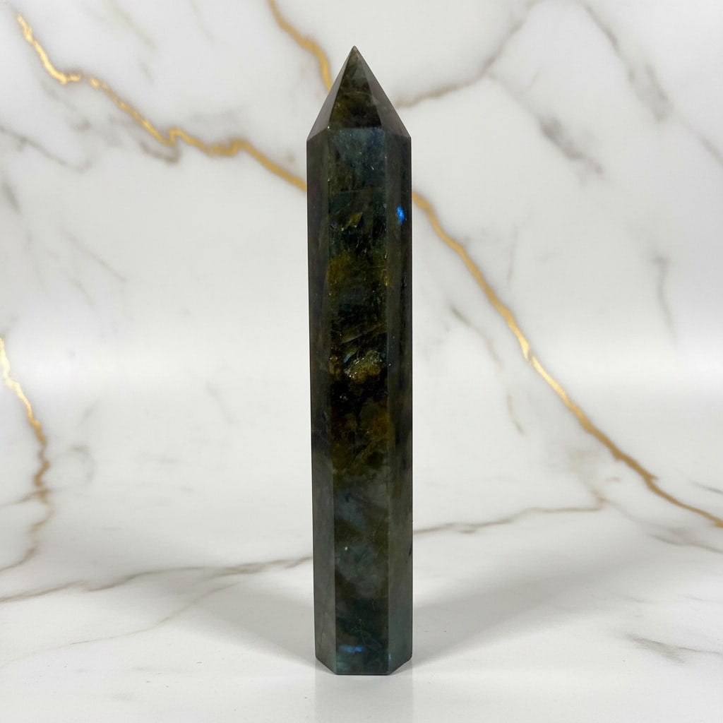 Labradorit Obelisk – Licht & Leidenschaft