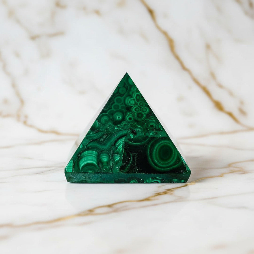 Malachit Pyramide – Energievolle Maserungen JETZT sichern CrystalScents