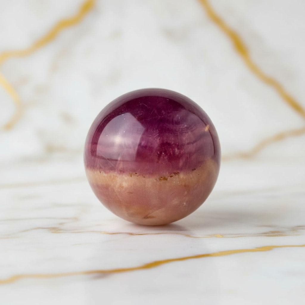 Fluorit Kugel – intensives Naturjuwel in Lila CrystalScents