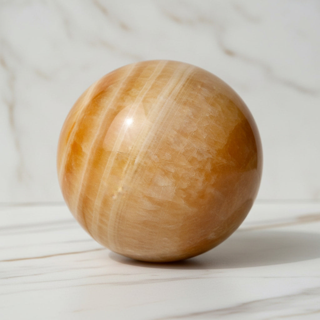 Calcit Kugel mit kraftvoller Ausstrahlung