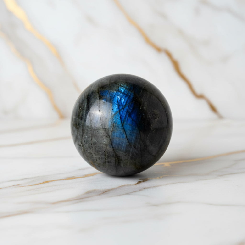 Labradorit Kugel – Blaues Leuchten CrystalScents