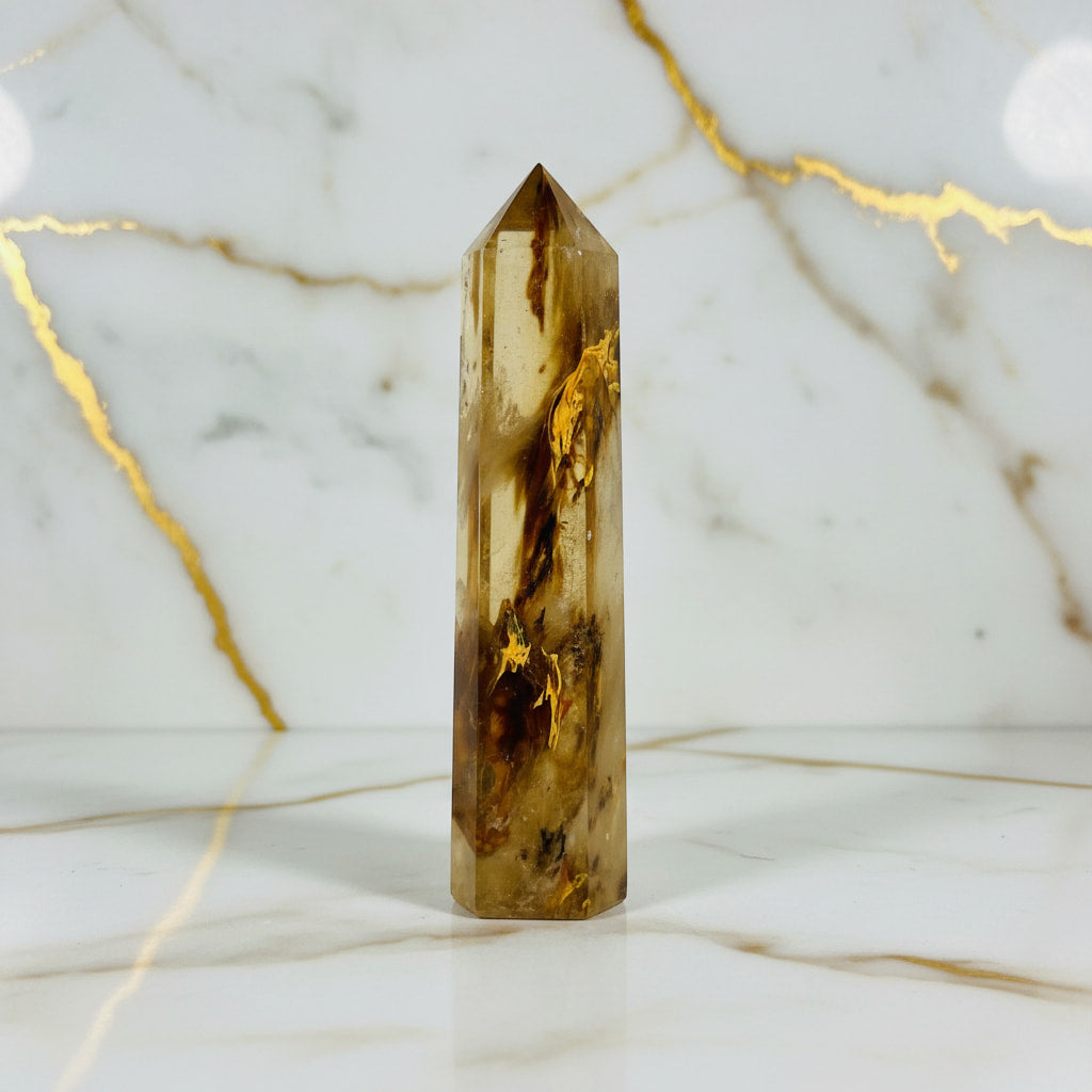 Tigerskin Quarz Obelisk – Farbenprächtig & Energetisierend CrystalScents