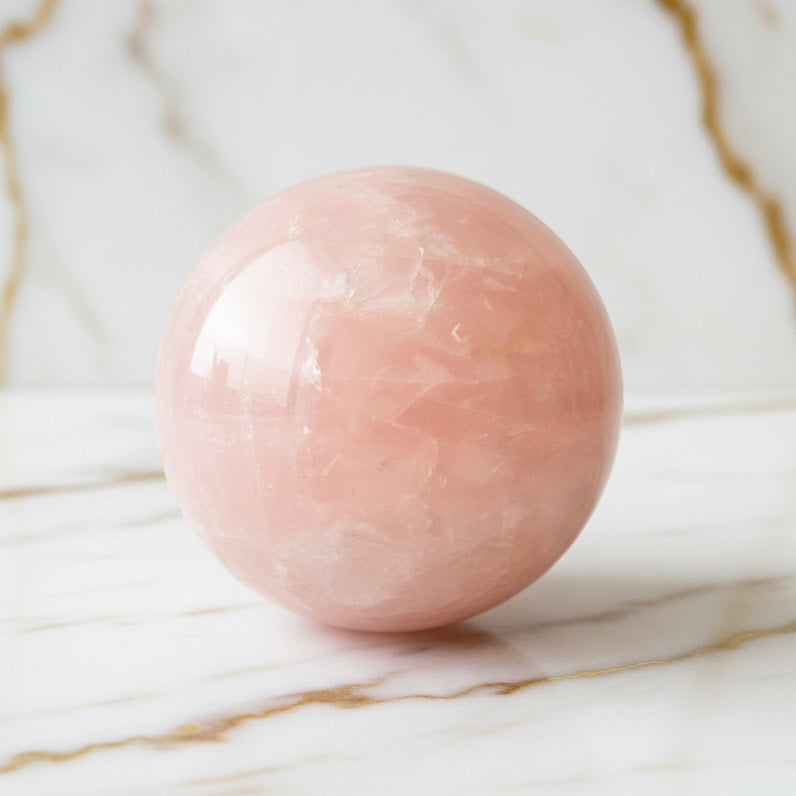 Sehr große Rosenquarz Kugel – Herzensenergie in voller Pracht CrystalScents