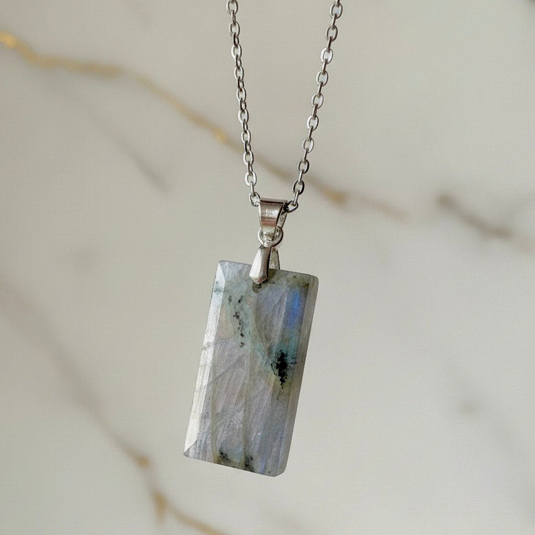 Labradorit Halskette - Geschliffener Anhänger CrystalScents