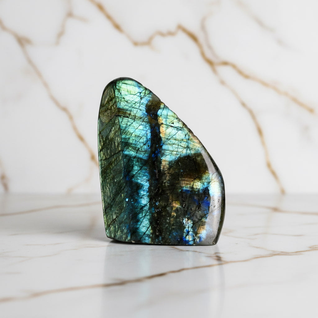 Labradorit Freiform – Mystische Aura JETZT sichern CrystalScents