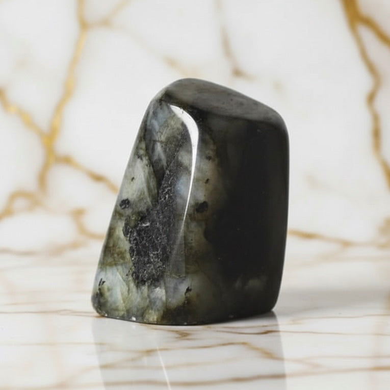 Labradorit Freiform – Lebendiges Farbenspiel aus Naturstein CrystalScents