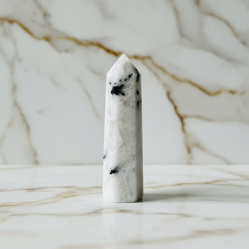 Mondstein Obelisk – Energie & spirituelle Ausrichtung CrystalScents