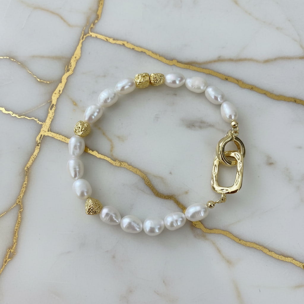 Perlenarmband mit Goldelementen - Zeitlos elegant CrystalScents