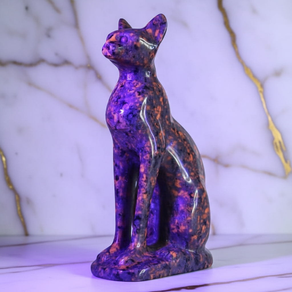Flammenstein Katze – UV-reaktive Skulptur JETZT sichern CrystalScents