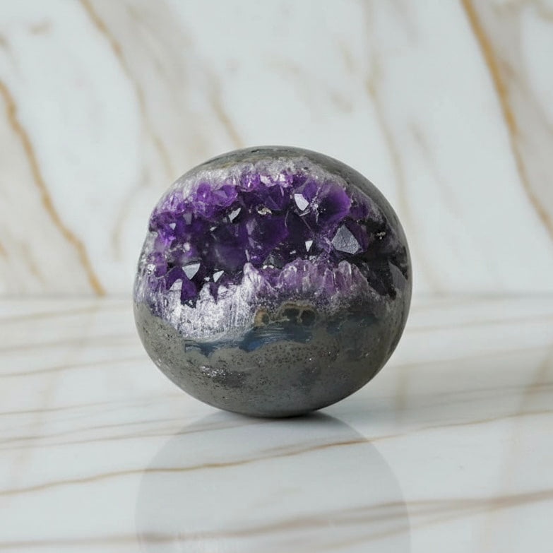 Amethyst Kugel – Funkelndes Naturjuwel CrystalScents