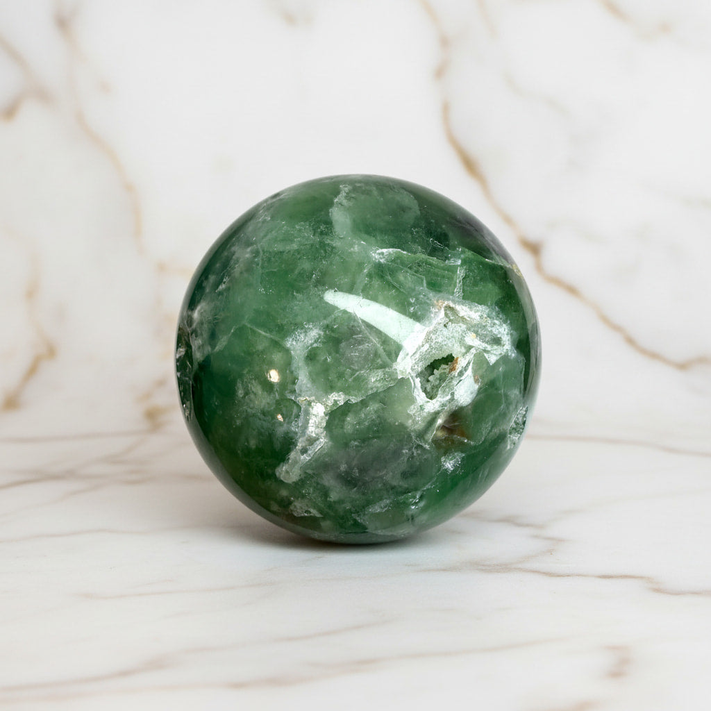 Fluorit Kugel – Farbe & Lebendigkeit