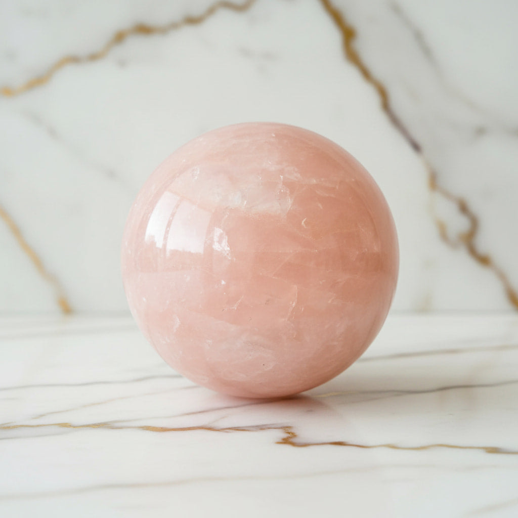 Sehr große Rosenquarz Kugel – Herzensenergie in voller Pracht CrystalScents