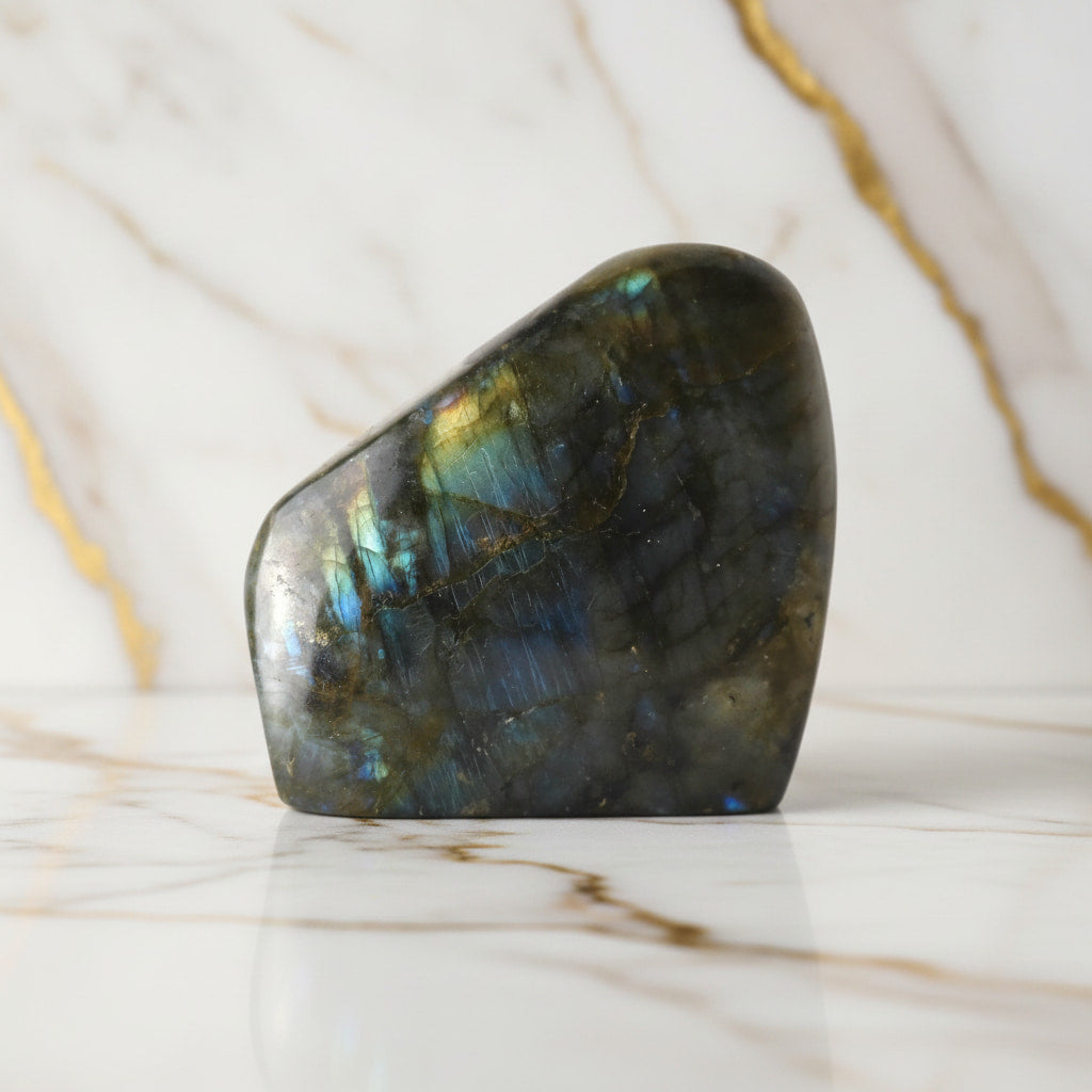 Labradorit Freiform – Farbenfrohe Muster CrystalScents