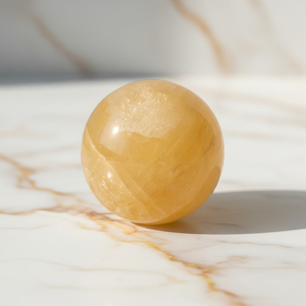 Große Calcit Kugel – Leuchtender Begleiter für Motivation CrystalScents
