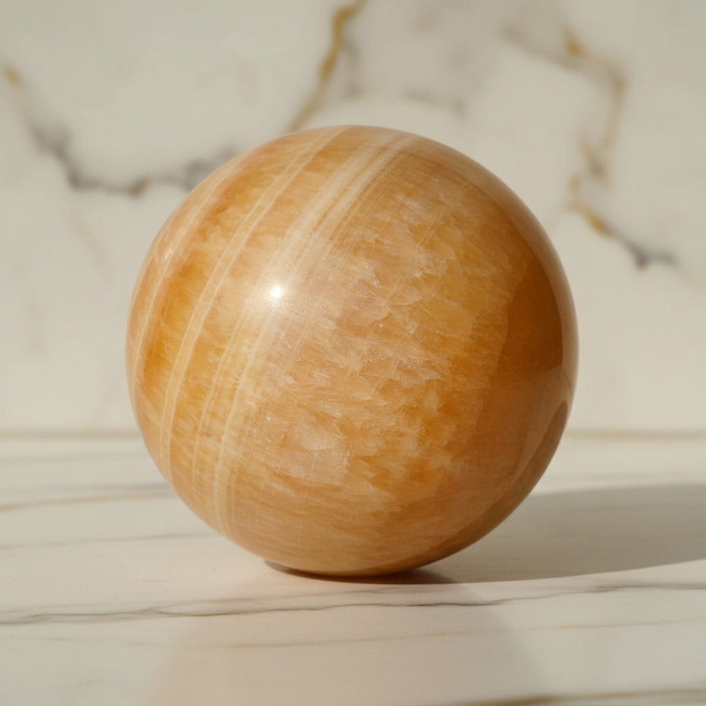 Calcit Kugel mit kraftvoller Ausstrahlung