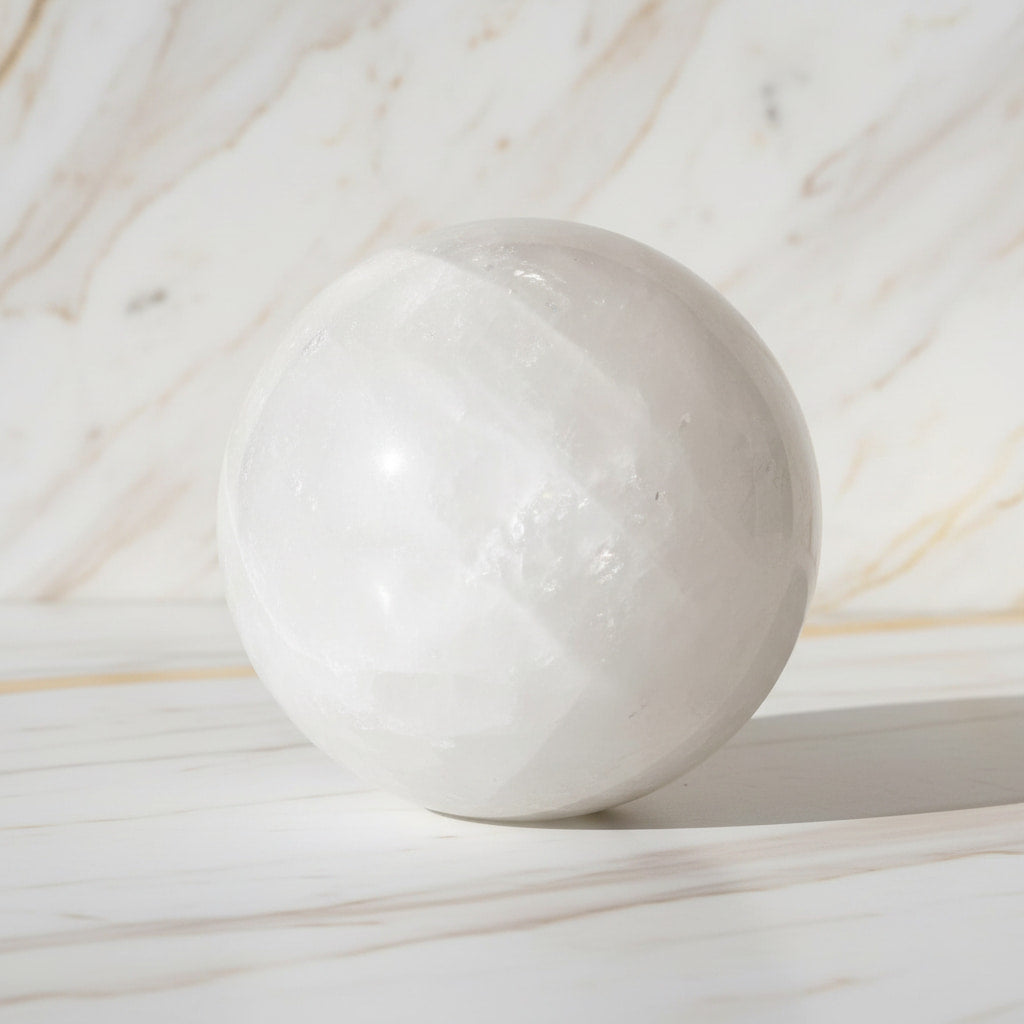 Bergkristall Kugel – Kraftvolles Naturjuwel