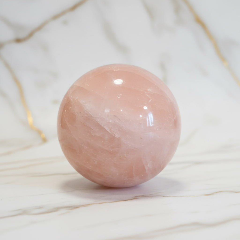 Sehr große Rosenquarz Kugel – kraftvolle Herzensfreude CrystalScents