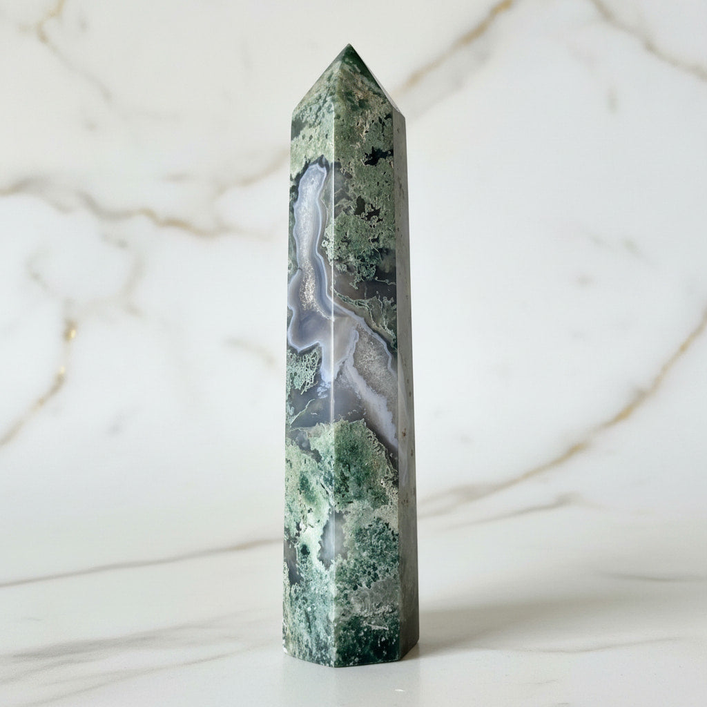 Moosachat Obelisk – Grünes Kristallhighlight