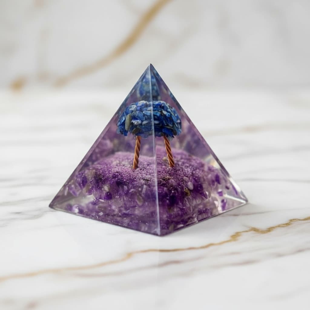 Orgonit Pyramide – Baum der Kraft mit Amethyst & Lapislazuli CrystalScents