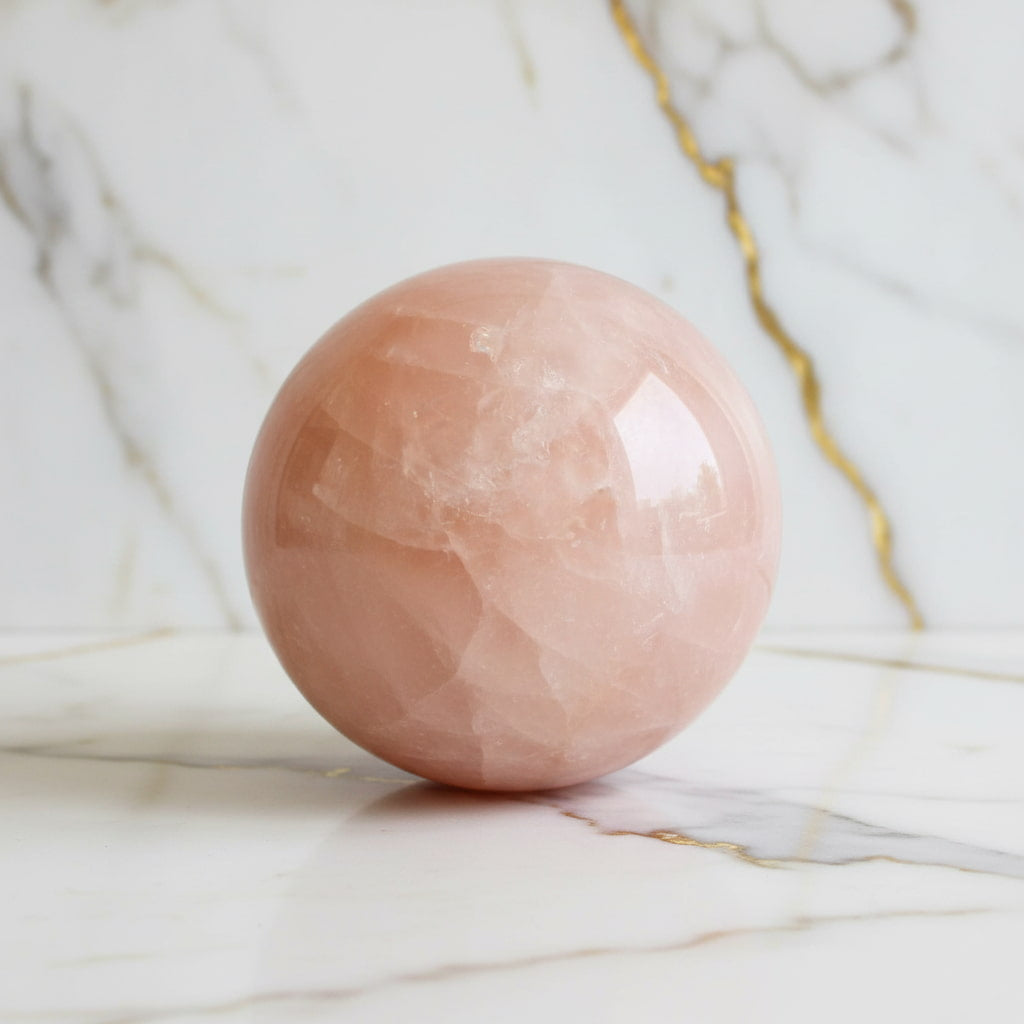 Sehr große Rosenquarz Kugel – kraftvolle Herzensfreude CrystalScents