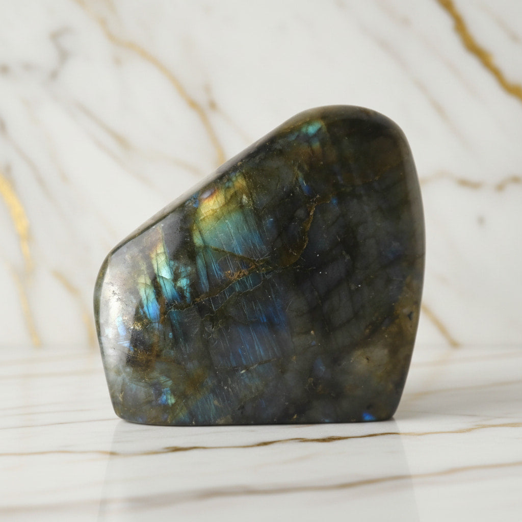 Labradorit Freiform – Farbenfrohe Muster CrystalScents