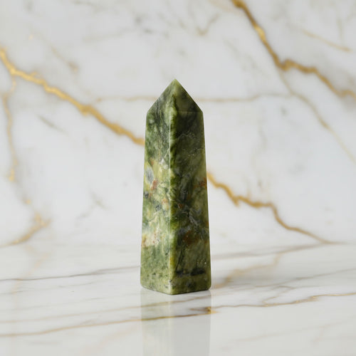 Serpentin Obelisk – Stilvolles Naturjuwel CrystalScents