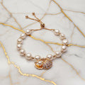 Perlenarmband – Schmuckstück mit Muschelanhänger CrystalScents