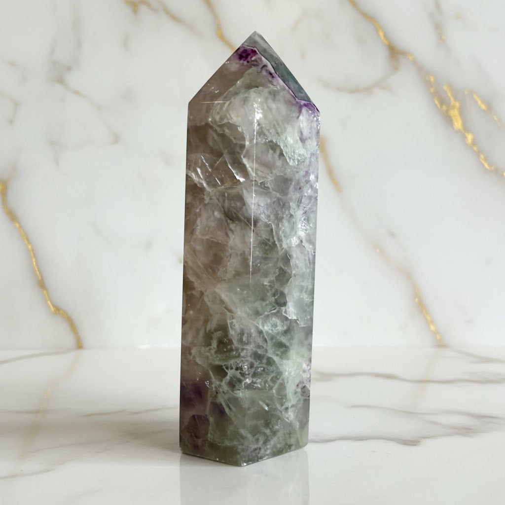 Fluorit Obelisk – Farbenfrohes Unikat