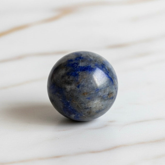 Mini Lapislazuli Kugel - Handschmeichler in tiefem Blau CrystalScents