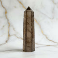 Rauchquarz Obelisk – Mystisch & Dunkel JETZT sichern CrystalScents