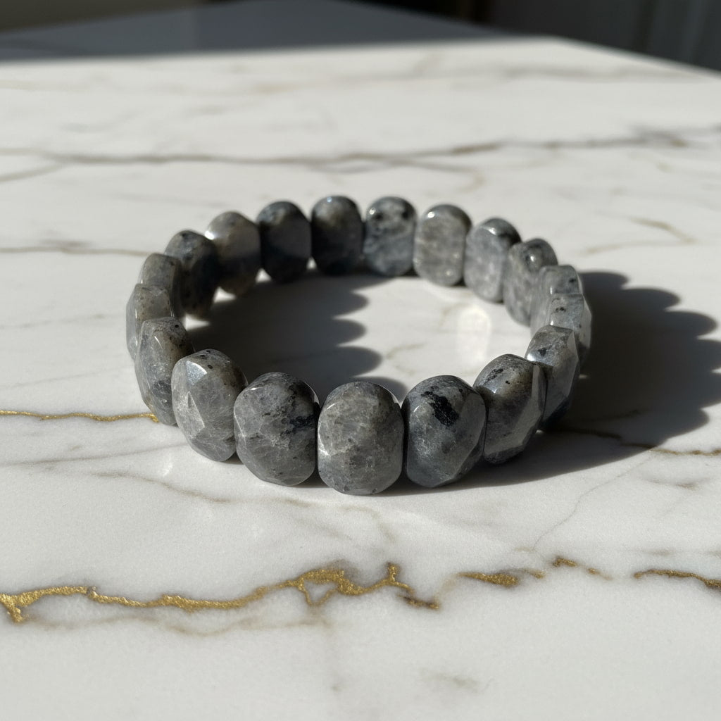 Larvikit Facettenarmband – Fokus & Transformation CrystalScents