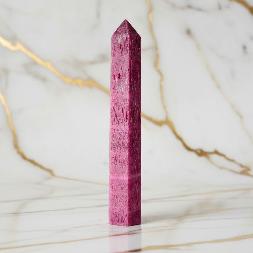 Korund Obelisk – Kraftvoller Farbakzent JETZT sichern CrystalScents