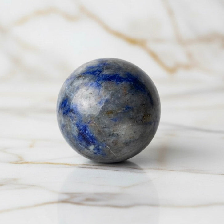 Mini Lapislazuli Kugel - Handschmeichler in tiefem Blau CrystalScents