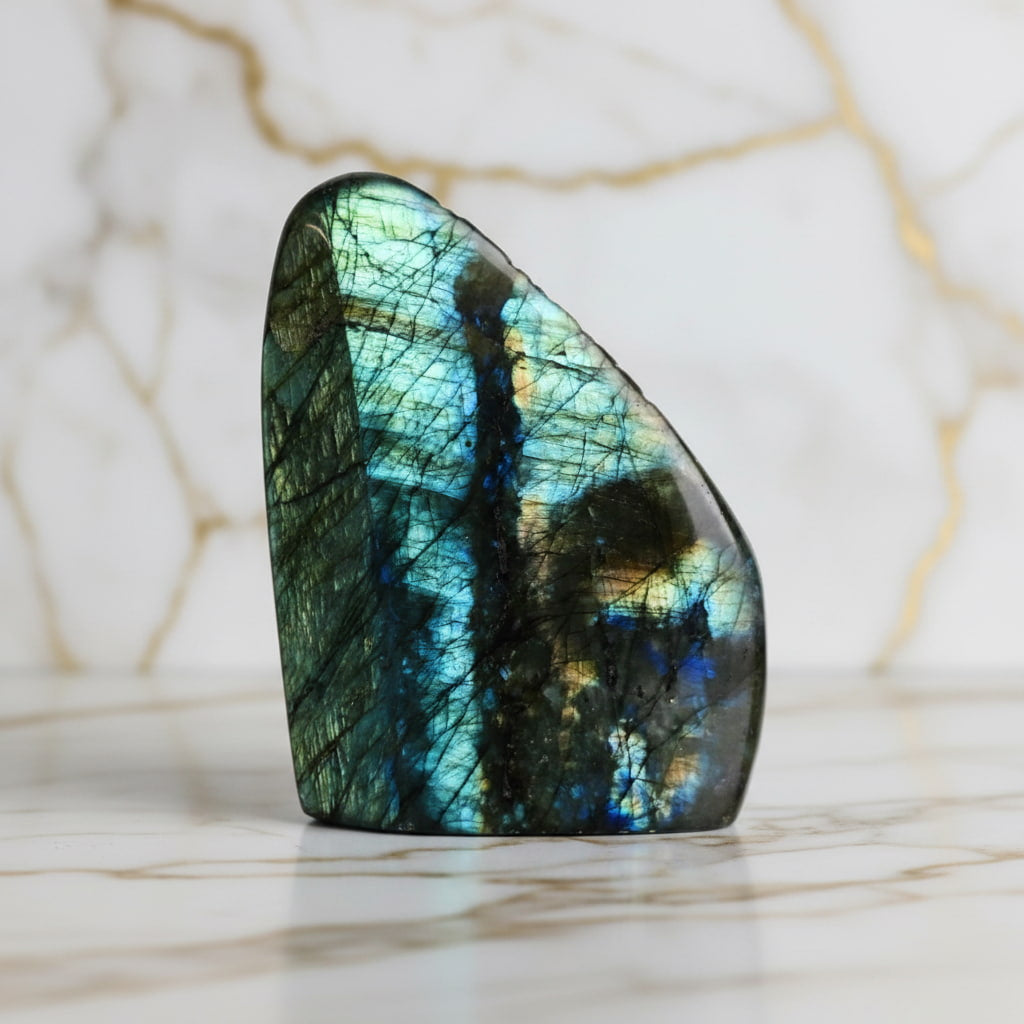 Labradorit Freiform – Mystische Aura JETZT sichern CrystalScents